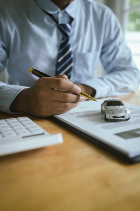 Serviceheft wird abgestempelt