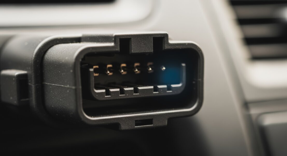 OBD-Stecker im Fahrzeug