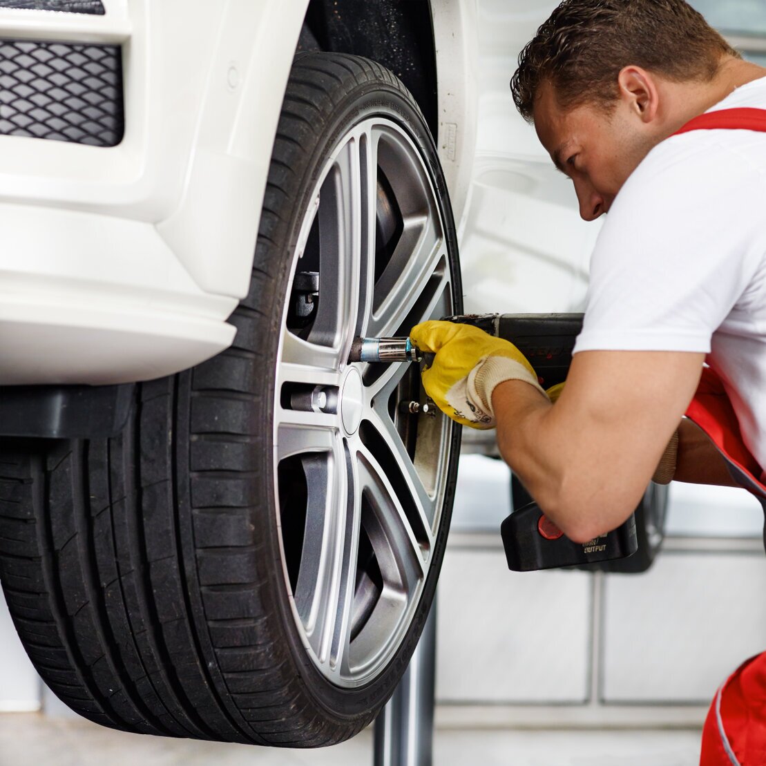 Mechaniker zieht Radmuttern an